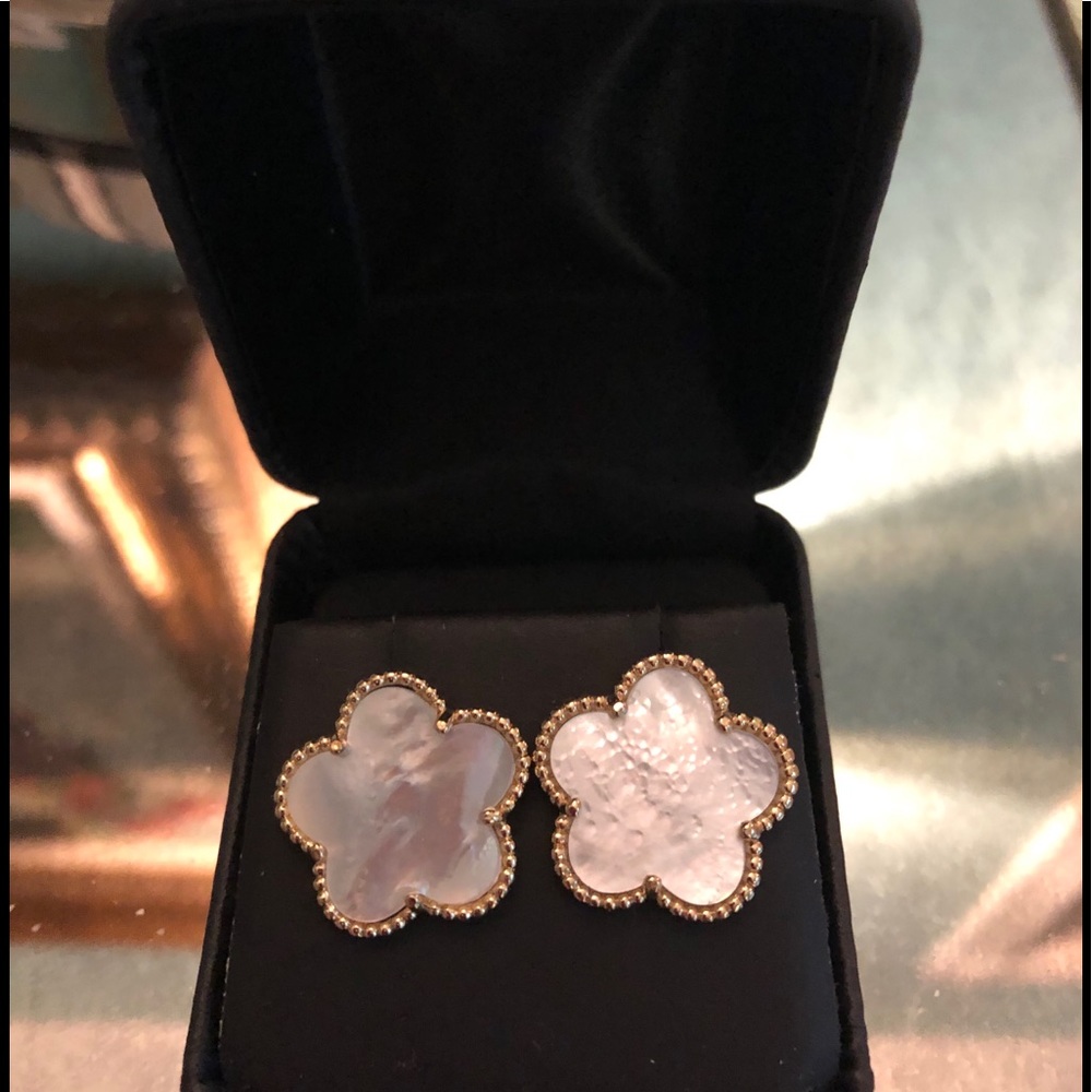 - New mother of pearl like earrings🌸NWOT